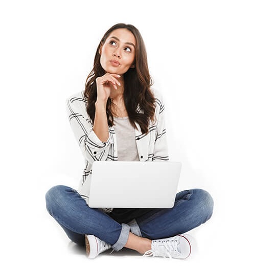 Frau mit Laptop und Produktkategorien von Mediaxtrade